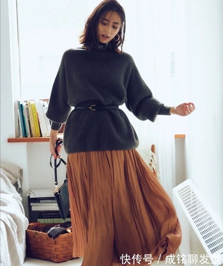 日杂|五十岁的女人衣服不要多买,跟着日杂学穿搭,远比同龄人显嫩