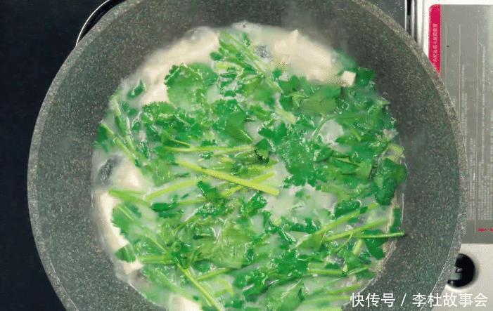 香菜的这样吃太美味,搭配豆腐和皮蛋一起煮,鲜香又营养,真解馋