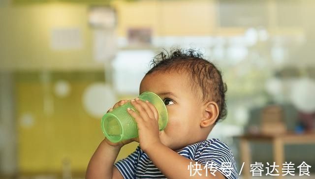 缺水|宝宝有这4个表现时,可能是因为身体缺水,宝妈该喂水了