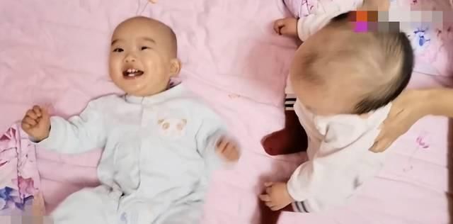 宝宝|双胞胎萌娃在床上玩嗨了，哥哥这一套高难度动作，弟弟表示学不会