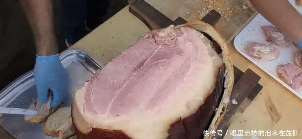 国外|外国大爷一个面包能卖一天,去掉壳之后,难怪能卖这么久