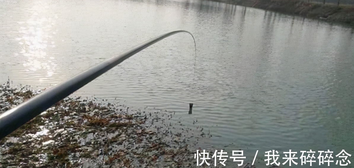 用蚯蚓钓鱼，这样打窝，冬天垂钓也能打窝