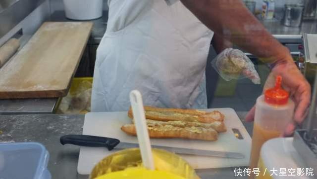 中国“炸油条”成纽约爆红小吃,被外国人吃出大餐的感觉,太高级了