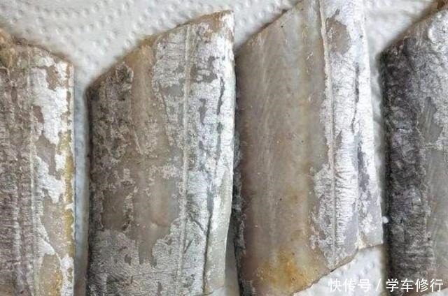 做带鱼时,直接清洗可不对,多加一勺它泡一下,洗得干净没腥味!