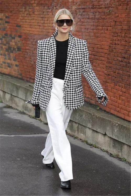 想要显得个子高挑，在颜色方面可以选择同色系的搭配方式。