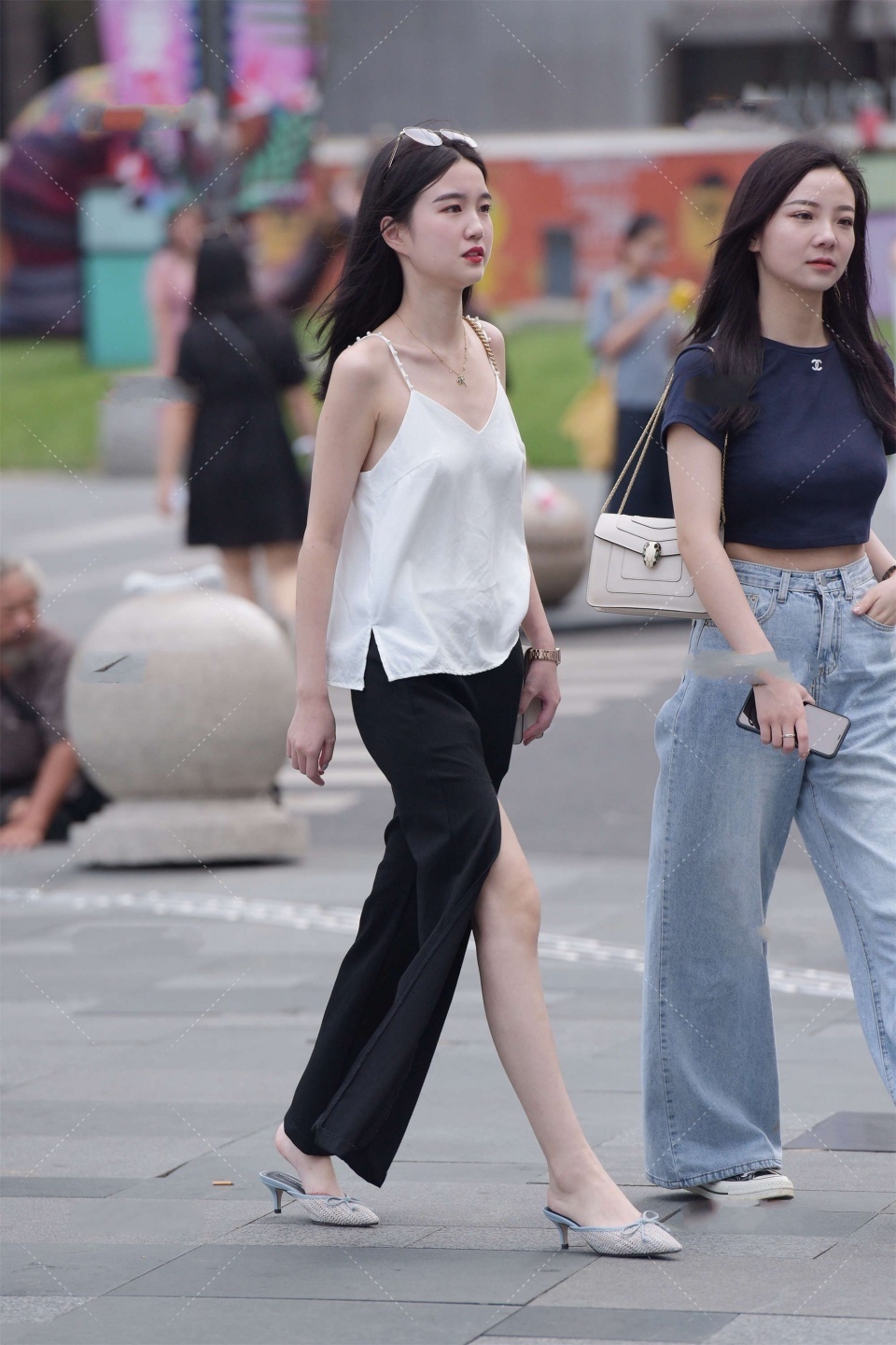 时髦|谁说背心太大众化,这样穿时髦又洋气,彰显高级气场