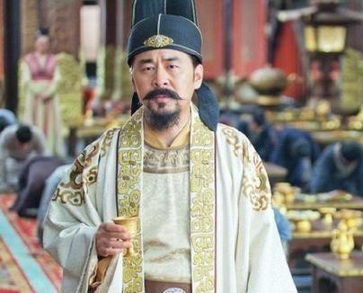 皇帝偷偷在宰相衣服上烫个洞,第二年发现洞还在,下令:打开库房