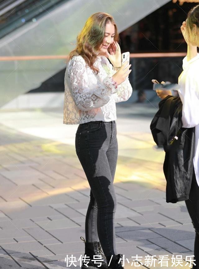 设计|网纱镂空设计的衣服,穿上很漂亮,搭配牛仔裤很休闲