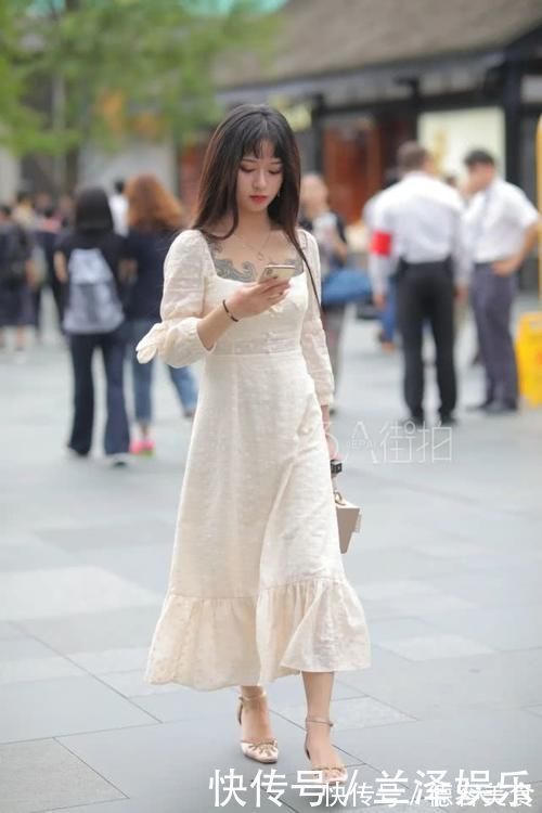 穿衣风格|街拍亮色搭配时尚又好看,同色穿搭打造极简舒适美