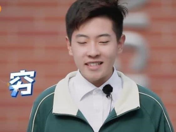 宝妈|7岁男孩穿破衣被嘲笑,老师约见家长,却发现爸爸一身名牌