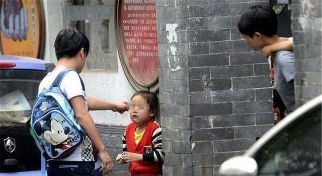 孩子|4岁女儿把手机放水里“洗”,妈妈失控之后,孩子再也没醒过来