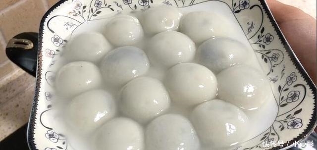 煮汤圆，开水下锅就是大错特错，冷水下锅，汤圆不破皮更好吃！