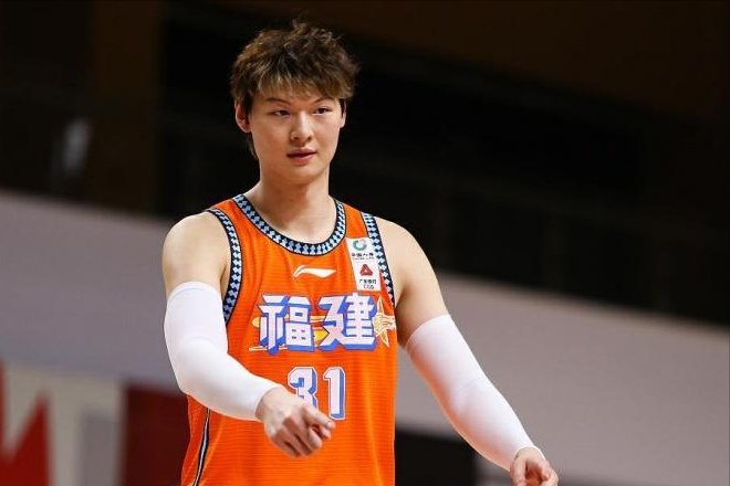 刘志轩|一夜3消息！宏远胡明轩征战NBA，辽篮官宣坏消息，王哲林加盟上海