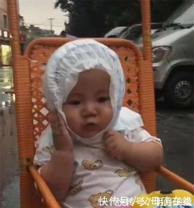 想笑|宝妈带宝宝出门没拿伞,路上突然下雨,急中生智的做法让人想笑