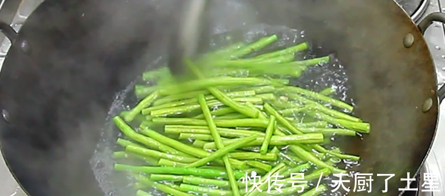 下饭|厨师长炒的长豆角一周都吃不腻,脆嫩入味又下饭,学会自己在家做!