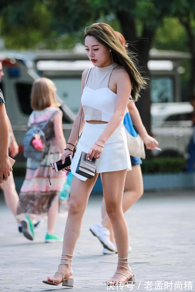 甜美 气质小姐姐一整条的白布随意裹起来也能甜美范儿，这么穿很阳光