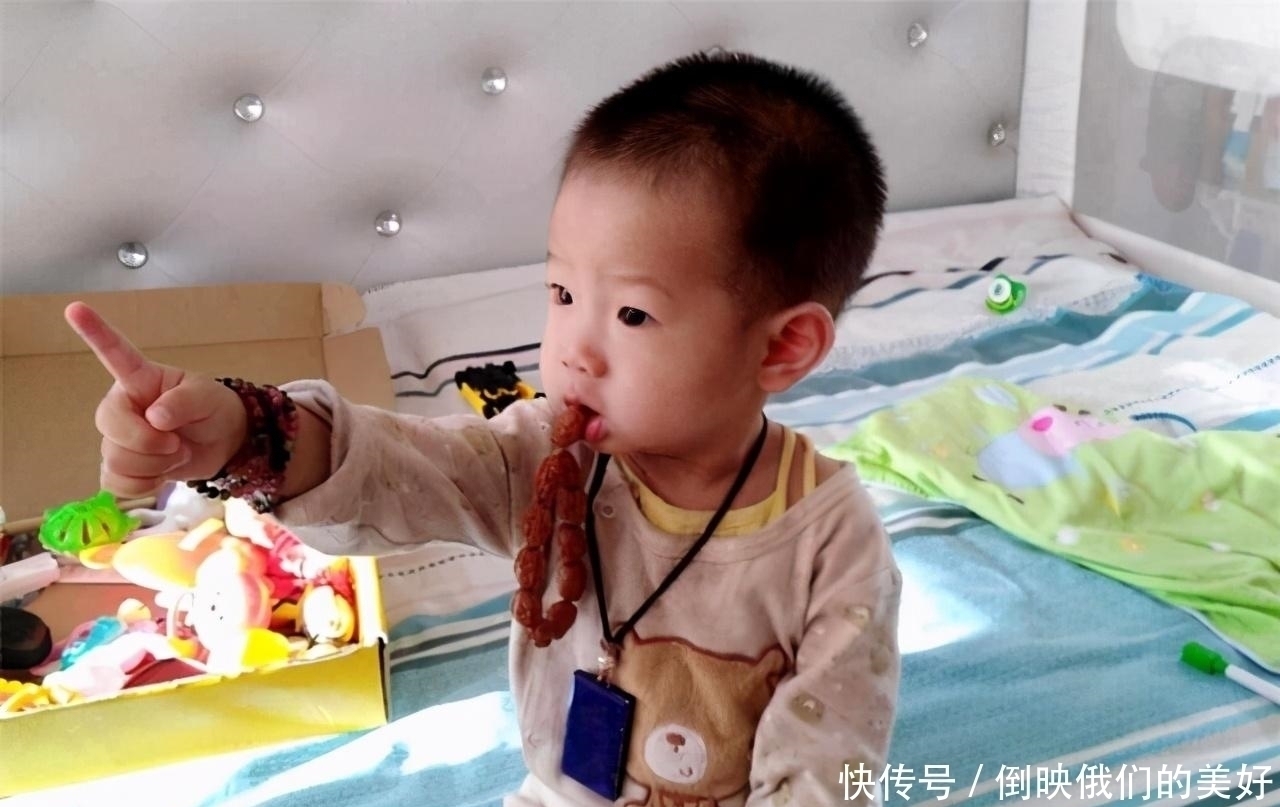 宝妈|“妈妈,那里有人”,宝妈带着孩子看电视,孩子突然指着空房间喊