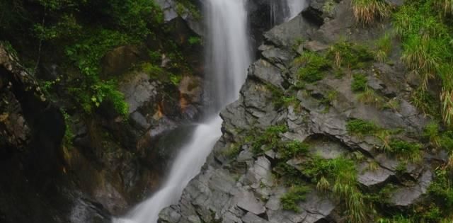 飞瀑|“最美原生态山乡”藏着两条瀑布，一条独一无二，一条落差超百米