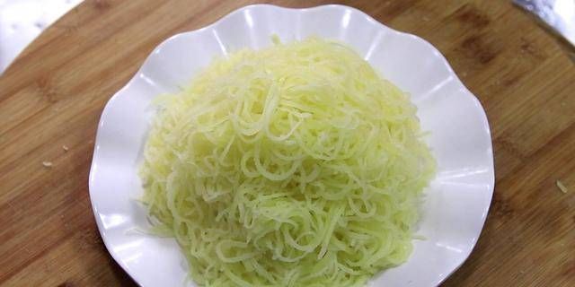 软硬兼施|蒸土豆丝的做法,学习这个方法,使土豆根软硬兼施
