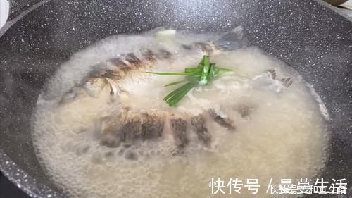 鱼汤|炖鲫鱼汤时,记住不要直接炖,诀窍告诉你,鱼汤奶白无腥味,特鲜!
