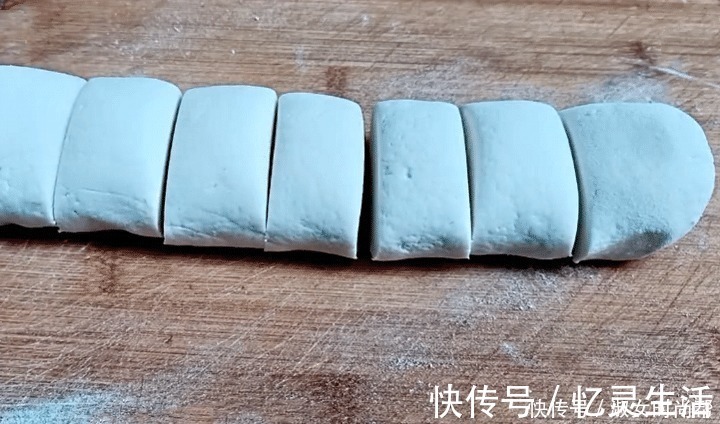 小饼|做糯米饼时，不要只加糯米粉，多加点它，香甜软糯不粘牙，特好吃