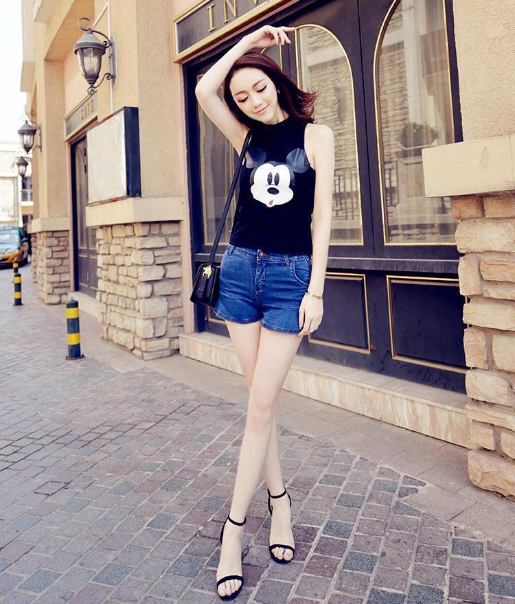 热裤 小姐姐身穿挂脖上衣,搭配牛仔热裤,发型做更很时尚