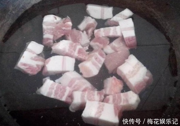 美食|做红烧肉时,别急着焯水,之前多加这1步,红烧肉肥而不腻还入味