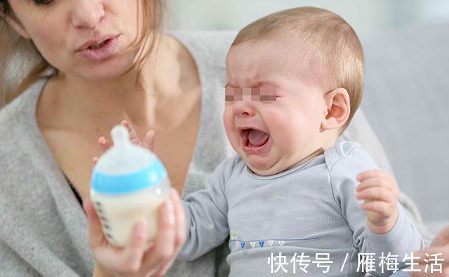 叶女士|宝宝吃母乳时三心二意，小动作还多？宝妈别生气，是他到了厌奶期