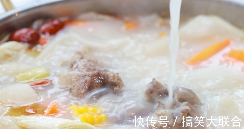 窍门|炖猪骨汤,牢记“2不放2窍门”,出锅时骨汤又鲜香又浓白,没腥味