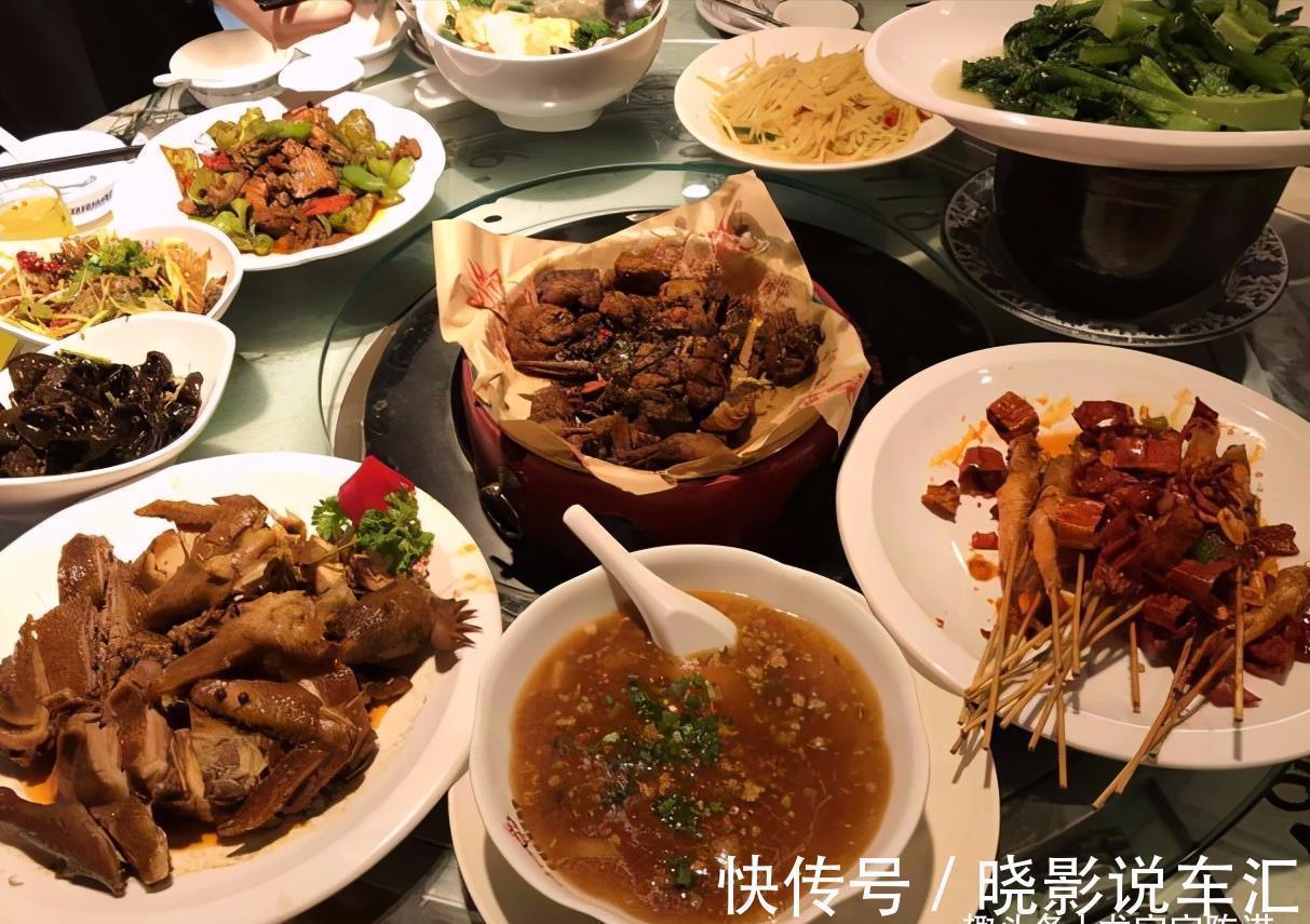 请公公婆婆吃饭,点了13个菜,吃掉1个月生活费,您觉得值吗?