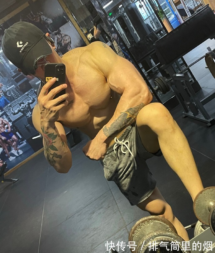 自律|健身房里披荆斩棘的哥哥,腹代表自律,背代表毅力,胸代表力量!
