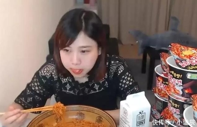 火鸡|大胃王密子君一口气吃10桶麻辣火鸡面是咋做到的桌上饮料是亮点