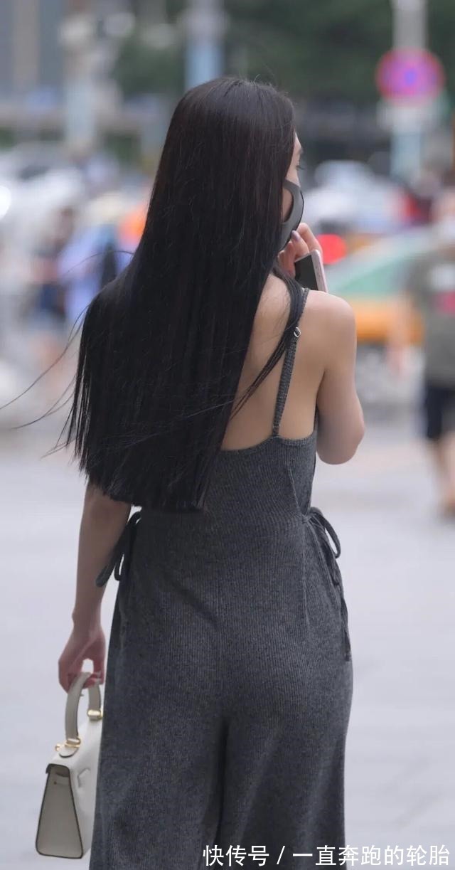 小姐姐 灰色吊带连体裤轻松塑造日常穿搭,微胖小姐姐驾驭出女神范!