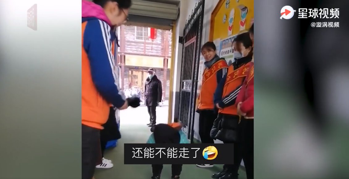 幼儿园门口萌娃老师互相鞠躬 ，网友：老师真多，能不能走了