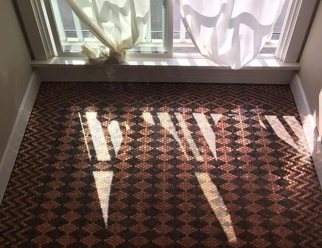 女子用一万枚硬币铺成“黄金”地毯 网友看了称赞,有钱就是任性