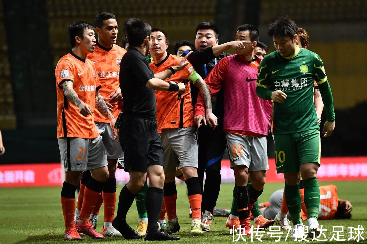 中超|2-2！中超戲劇一戰(zhàn)：5分鐘2張紅牌+VAR改判+絕平，國安3輪僅1分