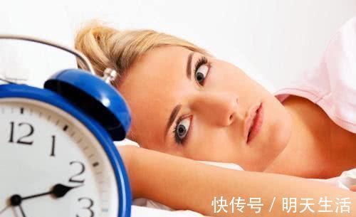 肾脏|失眠是长寿路上的“绊脚石”,简单四招,助你沾床就睡,比猪香甜