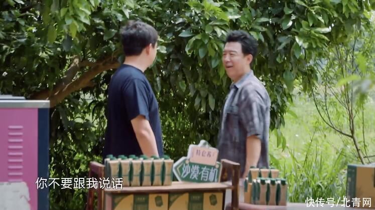 黄渤|黄磊见到老熟人黄渤气氛瞬间活跃 两个男人互摸肚子彼此“寒暄”