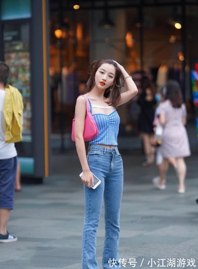 小姐姐 蓝色吊带上衣搭配蓝色牛仔裤,时尚短发小姐姐简约穿搭风格太美了!