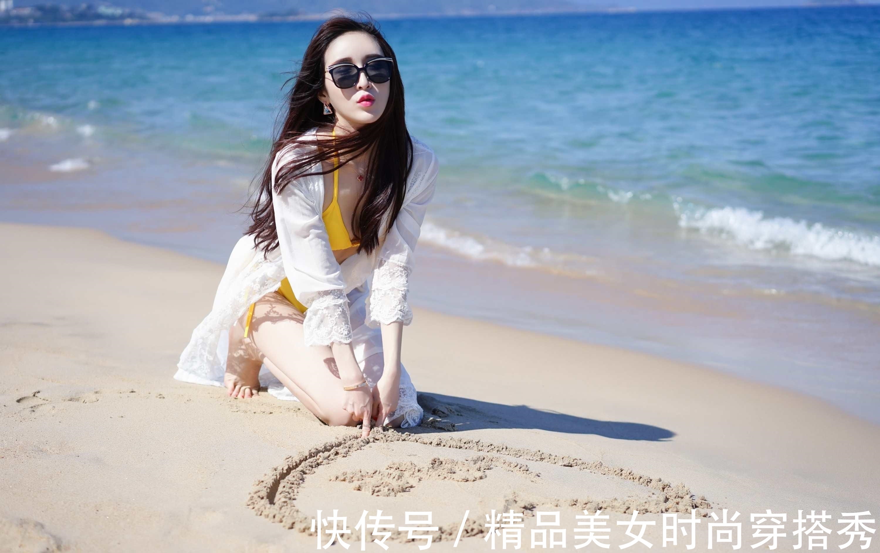 透视长衫 黄色的比基尼穿在身上吸睛时尚，外搭一件白色透视长衫，性感迷人