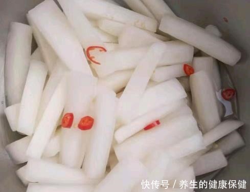 腌萝卜时,盐和糖哪个先放有人做错了,难怪萝卜难吃,一点不脆!