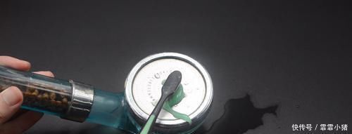 把牙膏挤到淋浴喷头上,一年能省下不少钱,解决了很多家庭的困扰