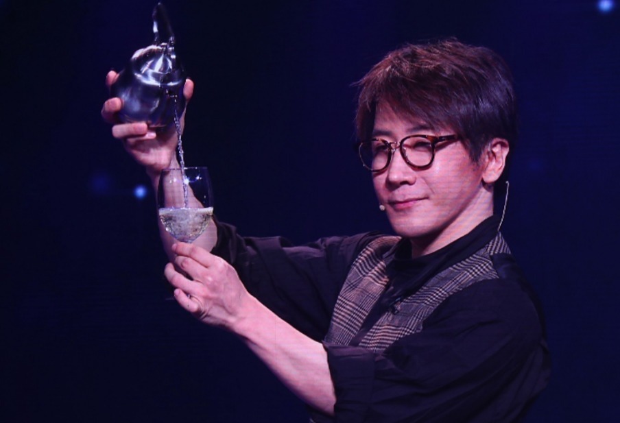 湖南卫视春晚官宣阵容,汇聚了“老中青”三代艺人,何炅独挑大梁