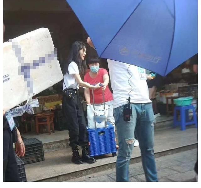 为品牌带货?赵丽颖录《中餐厅》穿羊绒套装,还带了全自动洗衣机