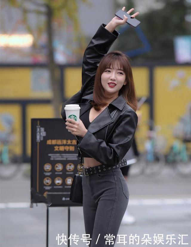 黑色|黑色皮夹克+紧身牛仔裤=御姐范儿,性感又可爱,让小姐姐火遍秋天