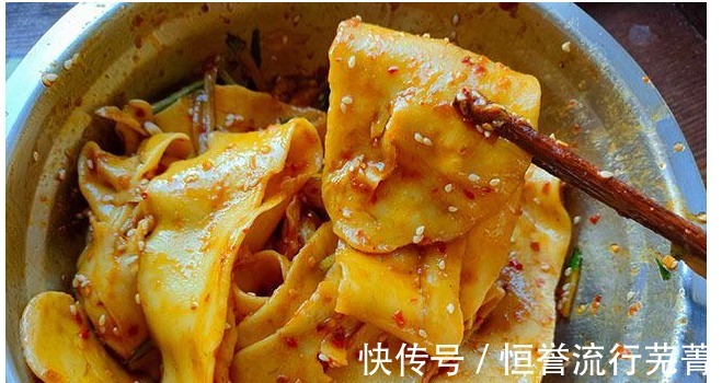 面粉里打入鸡蛋,泡一泡拉一拉,煮好加料拌一拌,三伏天吃真开胃!