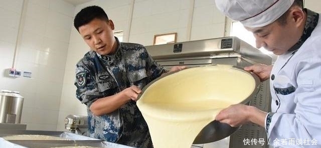  蒸馒头，蒸包子我只服兵哥哥！瞧这面发的，佩服！