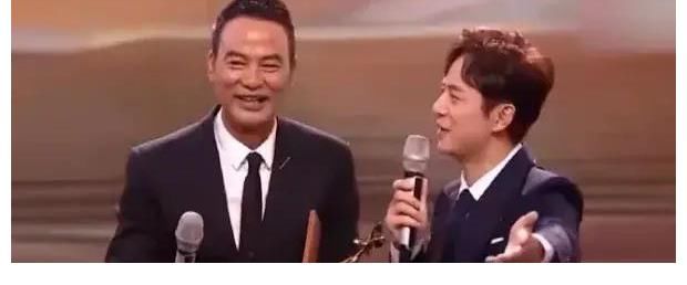 何炅|可以寫(xiě)進(jìn)教科書(shū)的主持人“救場(chǎng)”，何炅機(jī)智解圍