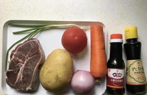 土豆去皮放案板上切成块，鲜香入味，好吃到汤都不剩