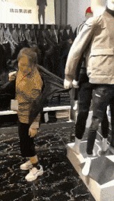 |搞笑GIF:不知道该哭还是笑 一进门看到男友偷用我的东西